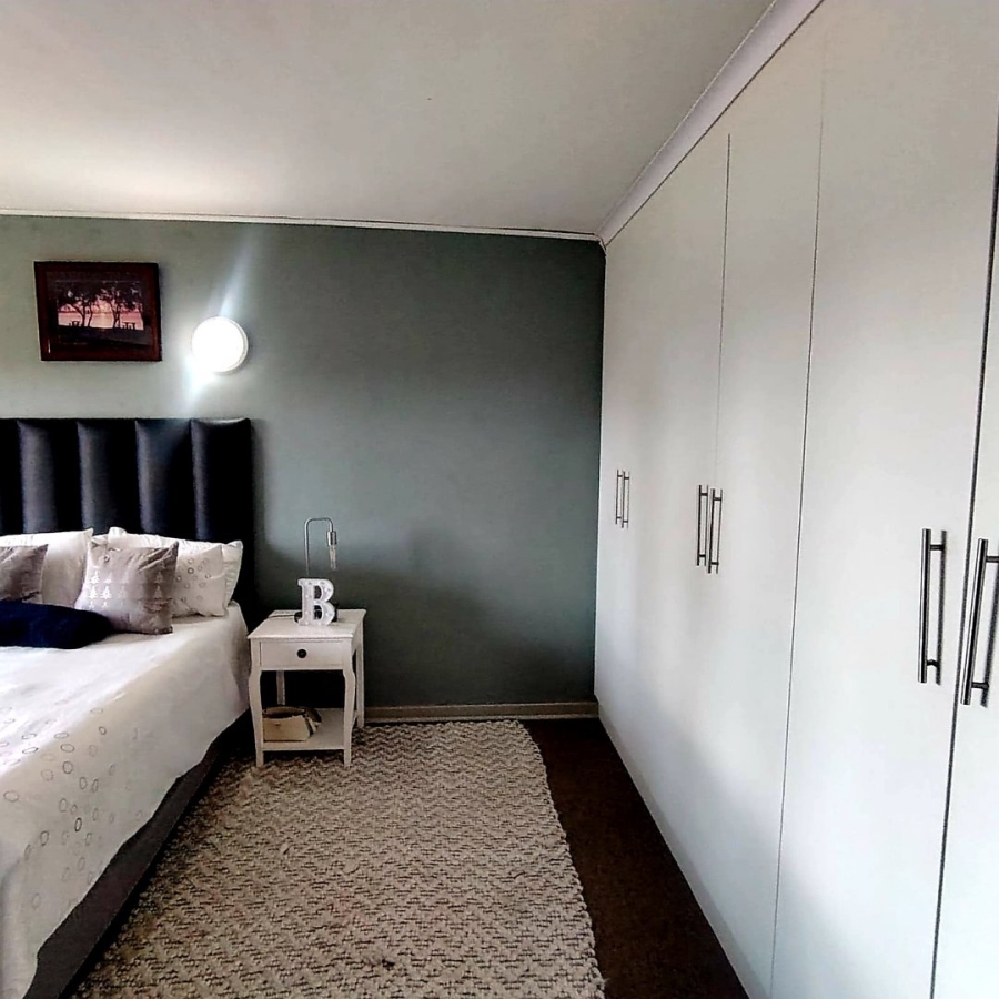 5 Bedroom Property for Sale in Beacon Bay Eastern Cape